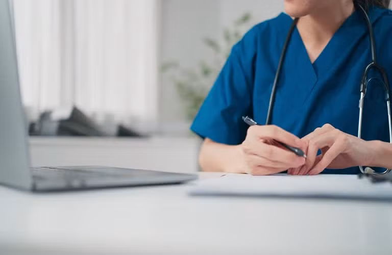 Một bình luận tiêu biểu cho rằng: "Cần phải điều tra kỹ lưỡng về vị bí thư thôn đánh người này, có lẽ ông ta là một kẻ côn đồ trong thôn, quen thói hung hăng với người dân, là một kẻ có thế lực ở địa phương, chỉ coi mình là nhất! Các cơ quan liên quan phải trả lại công bằng cho người bị hại, giám định pháp y về thương tích và truy cứu trách nhiệm hình sự của ông ta, trả lại sự trong sạch cho cộng đồng và để người dân an cư lạc nghiệp!".