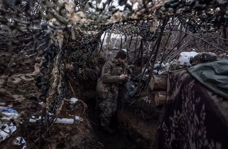 Theo phát ngôn viên Quân đội Ukraine Vladyslav Voloshyn, 3 vị trí phòng thủ chính xung quanh Pokrovsk đã lần lượt rơi vào tay Quân đội Nga. Lực lượng đặc nhiệm Nga thậm chí đã từng thâm nhập vào bên trong thành phố để thực hiện nhiệm vụ trinh sát, điều này càng gia tăng áp lực phòng thủ cho Quân đội Ukraine. Ảnh: Wall Street Journal.