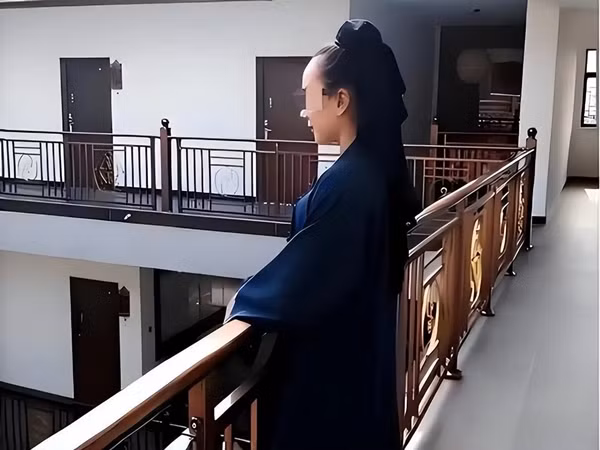 Sau khi điều tra và thống kê chi tiết, cảnh sát cho biết băng đảng của nữ đạo sĩ Hồ Thiên Tuệ đã lừa đảo tổng số tiền khổng lồ lên tới hơn 5 triệu nhân dân tệ (khoảng 17,7 tỷ đồng). Đối mặt với sự thẩm vấn nghiêm khắc của cảnh sát, để giảm nhẹ tội danh, 9 nam đệ tử của Hồ Thiên Tuệ đã thú nhận tất cả những hành vi và tội lỗi của họ, đồng thời chỉ rõ Hồ Thiên Tuệ chính là chủ mưu trong nhiều năm qua, từ những vụ lừa đảo phức tạp đến những vụ cướp trắng trợn.