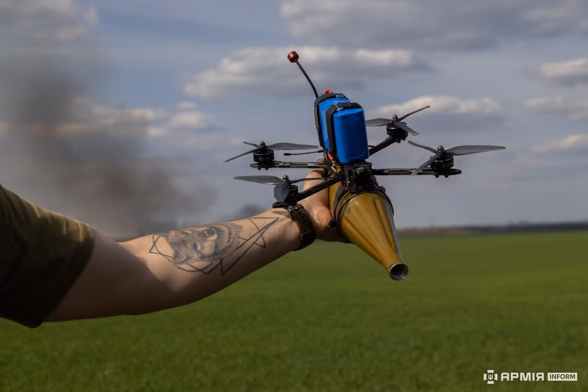Máy bay không người lái FPV được trang bị thuốc nổ nhỏ nhưng mạnh, thường tiếp cận xe tăng ở độ cao thấp để tránh bị phát hiện. Các binh sĩ Nga thường phối hợp các cuộc tấn công bằng máy bay không người lái FPV với các cuộc tấn công bằng pháo binh, để đánh lạc hướng kíp lái xe tăng và khiến xe dễ bị tấn công trên không hơn.