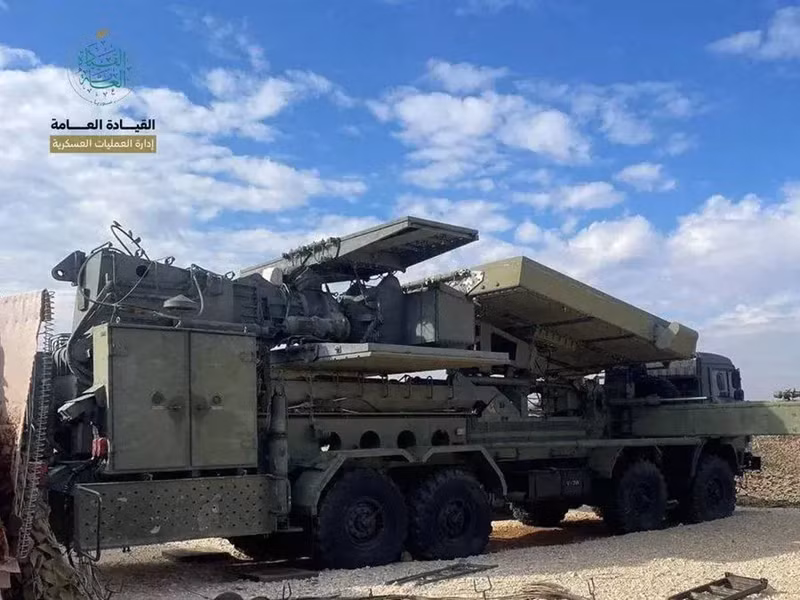 Gần đây, ở thành phố Hama, miền trung-tây Syria, phiến quân Hay'at Tahrir al-Sham (HTS) tuyên bố đã thu giữ được một radar cảnh báo tầm thấp 48Ya6-K1 do Nga sản xuất. Thông tin này ngay lập tức khiến nhiều người choáng váng, và không ít chuyên gia bày tỏ lo ngại rằng công nghệ quân sự của Nga có thể bị rò rỉ vì sự việc này. Ảnh: Sina.