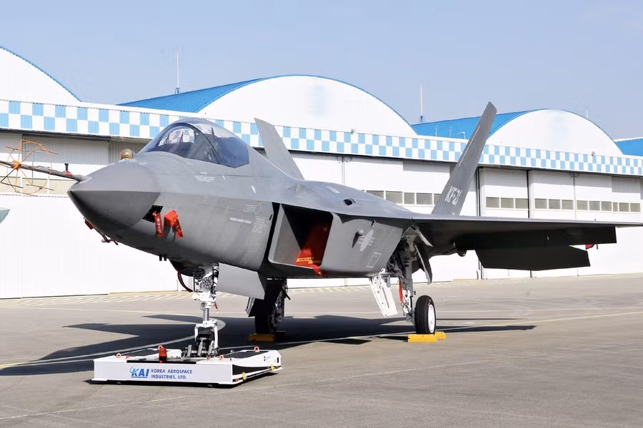 Số phận của KF-21 không thể gọi là dễ dàng, bởi vì sự phát triển của nó được công bố lần đầu tiên vào năm 2001, máy bay chỉ cất cánh vào ngày 19/7/2023, tức là sau 22 năm.