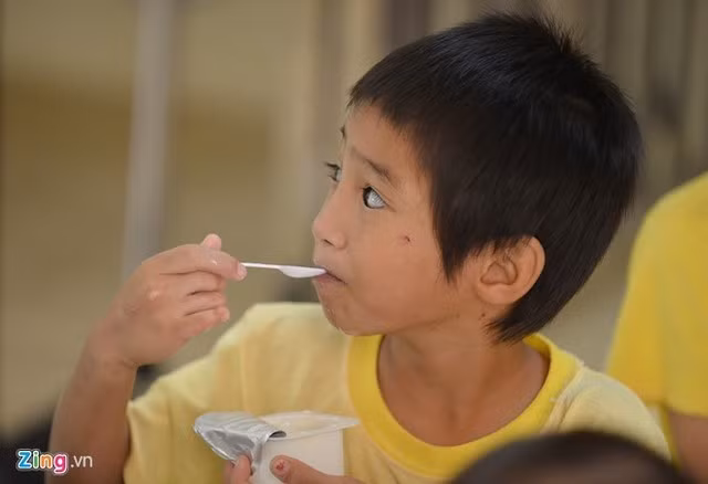 Em Kiều Huyền Anh (10 tuổi) sau một năm chuyển lên Thụy An từ chùa Bồ Đề không khác biệt nhiều. Theo các cô phụ trách trẻ em tại đây, Huyền Anh bớt nghịch và chăm ngoan hơn, buổi đêm không còn khóc vì nhớ nhà. Ban ngày học văn hóa, tối về chơi với các em, cô bé xinh xắn ước mơ trở thành cô giáo.