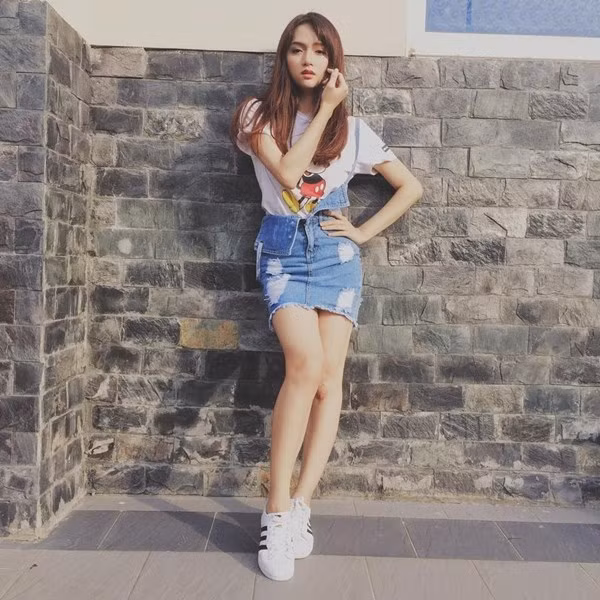 Khác với vẻ sexy thường thấy trên sân khấu, Hương Giang Idol phiên bản đời thường khá trẻ trung, nghịch ngợm với những item quen thuộc như áo phông hoạt hình, váy yếm và giày thể thao.