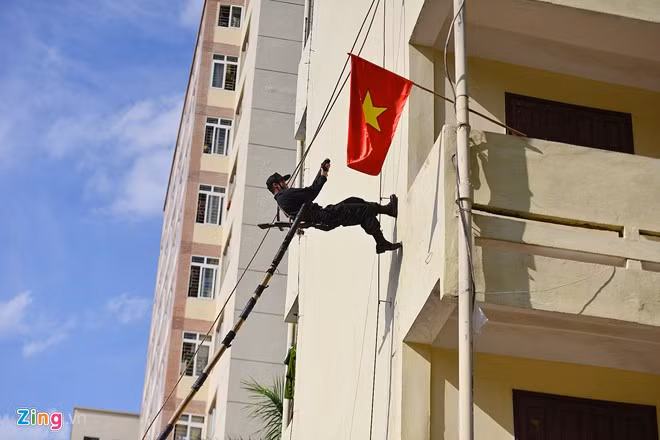 Nhóm khác đột nhập phía hông tòa nhà tạo ra các gọng kìm.