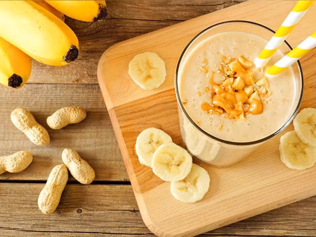6. Sinh tố chuối: Hàm lượng vitamin B6, vitamin C và lượng nước dồi dào trong sinh tố chuối sẽ giúp dưỡng ẩm làn da các chị em tốt nhất. Đồng thời, các dưỡng chất khác cũng giúp ngăn ngừa sự lão hóa làn da mặt, tiêu diệt vi khuẩn và ngăn chặn xuất hiện các vết nám, vết nhăn trên da.