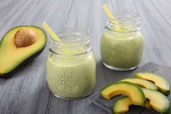 7. Sinh tố bơ: Các hợp chất chống oxy hóa trong sinh tố bơ còn giúp đẩy lùi mụn nhọt, mụn đầu đen, kích thích cơ thể sản sinh collagen và kích thích làn da luôn căng mịn, có độ ẩm thích hợp.