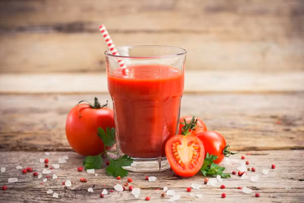 1. Sinh tố cà chua: Sinh tố cà chua cung cấp cho cơ thể rất nhiều vitamin có lợi, đặc biệt là vitamin C. Chúng sẽ giúp cải thiện làn da, khiến da trở nên mịn màng và sáng đẹp hơn nhờ vào collagen được sản sinh. (Ảnh minh họa)