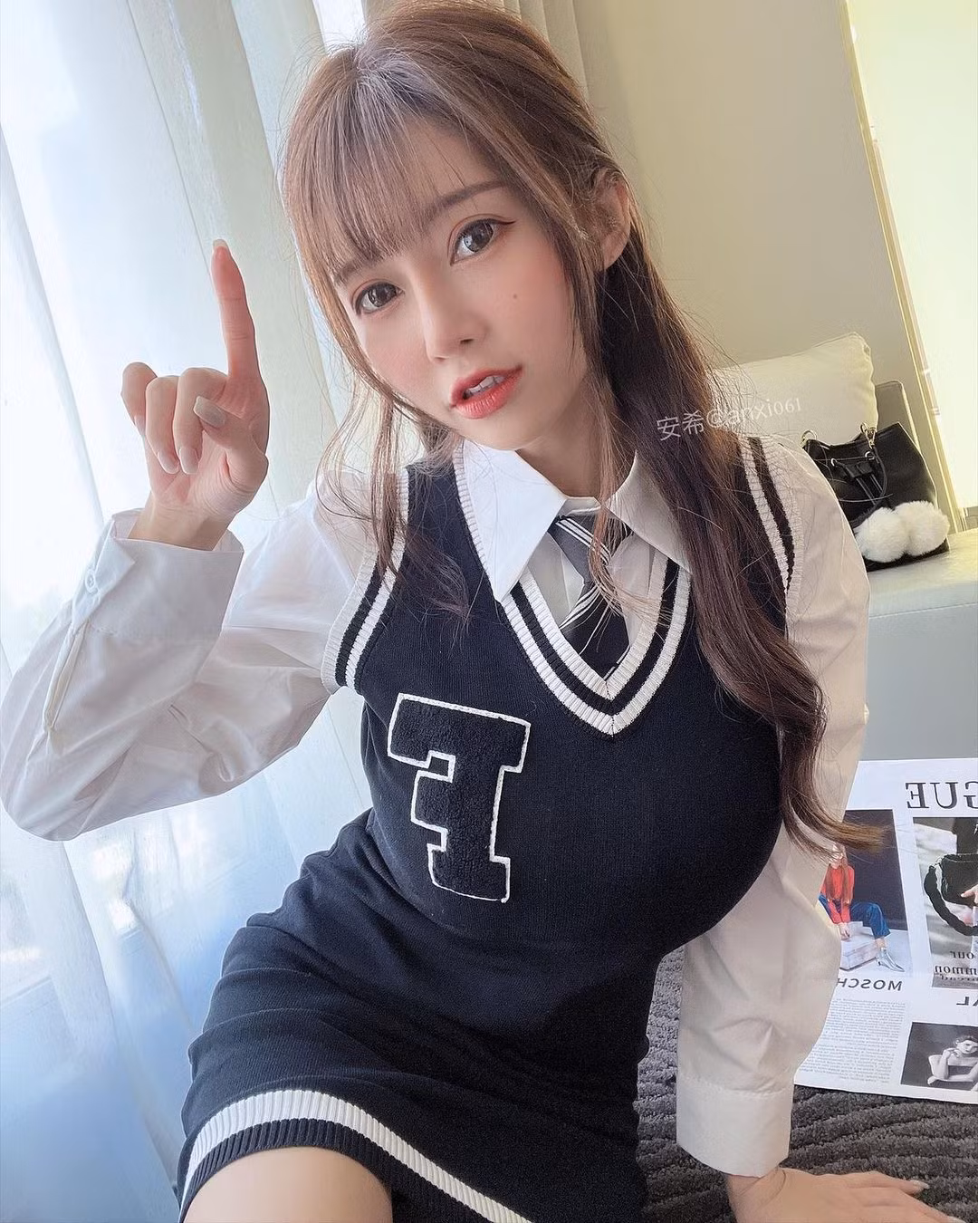 Qua những hình ảnh của An Hi, có thể thấy cô nàng sở hữu khuôn mặt xinh đẹp theo đúng tiêu chuẩn hot girl hiện đại.
