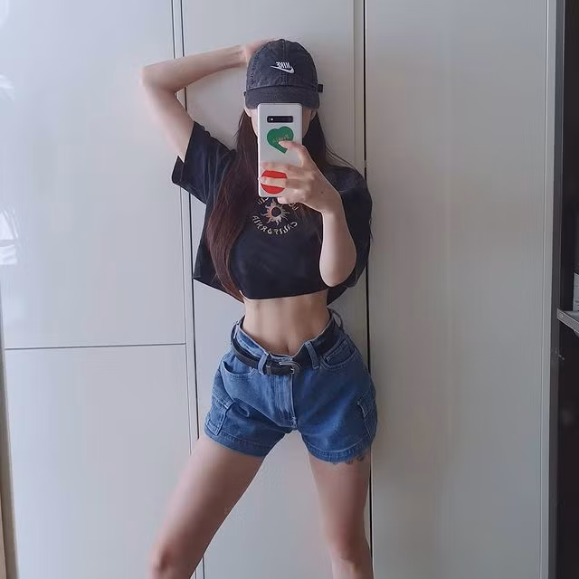 Vòng eo con kiến, cơ bụng số 11 cực kỳ rắn chắc của Barbie Hera khiến nhiều cô gái trẻ mơ ước, khát khao.