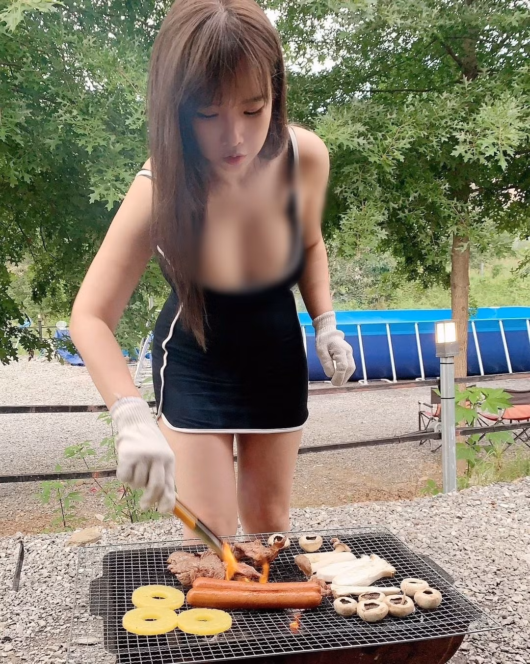 Vì hình ảnh quá gợi cảm, nhiều người tò mò danh tính của cô gái trong ảnh. Rất nhanh sau đó, danh tính của cô được dân mạng tìm ra, hoá ra là hot girl có nickname trên mạng xã hội là Mika Cho.