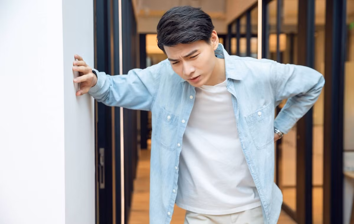 Bệnh đau thắt lưng luôn bị nhầm với bệnh thoái hóa đốt sống lưng. Nếu không đi khám cẩn thận, tìm ra đúng bệnh thì triệu chứng không bao giờ cải thiện, thậm chí còn gây ra ảnh hưởng nặng nề và lâu dài. (Ảnh minh họa)