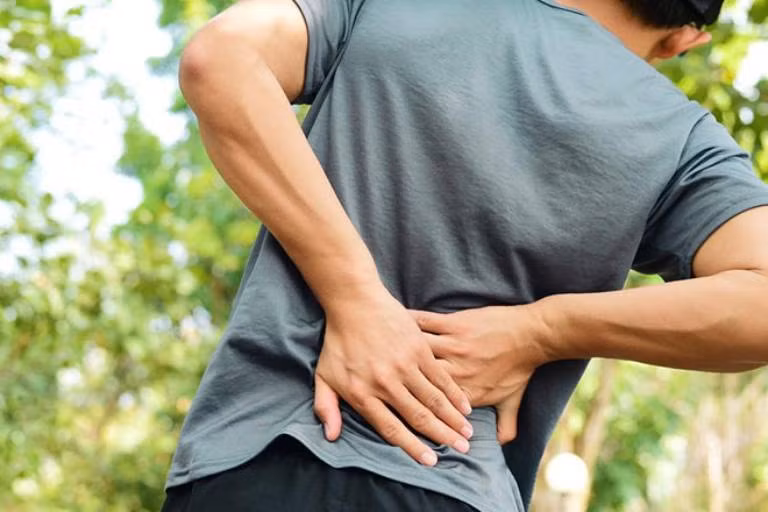 Vì những bệnh lành tính thông thường sẽ không khiến cơn đau thắt lưng trở nên nhiều hơn và nghiêm trọng hơn, chỉ có ung thư mới gây ra điều này. Nguyên nhân bởi theo thời gian, tế bào ung thư di căn đi xa.