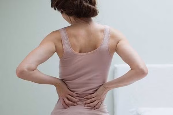 Đầu tiên, theo thời gian, cơn đau thắt lưng ngày càng trở nên trầm trọng hơn, đối với những cơn đau ngày càng gia tăng thì chúng ta phải hết sức cảnh giác xem đó có phải là khối u ác tính hay không.