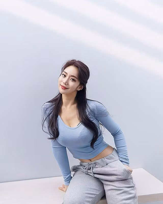 Khi diện set đồ thể thao, cô nàng hot girl này không chỉ khoe được vòng eo săn chắc mà còn tôn được vòng 1 cup E của mình.