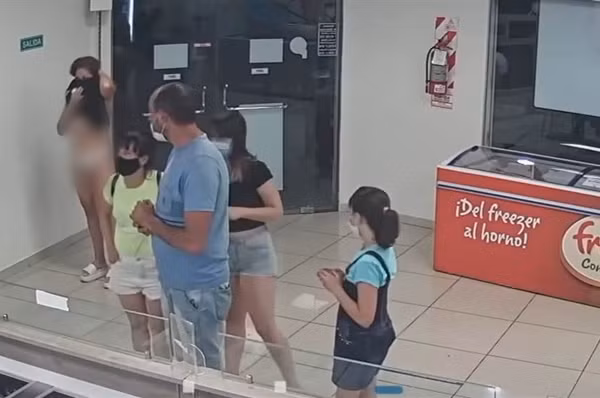 Bi tu choi phuc vu, co gai coi sach do de bit mui gay choang