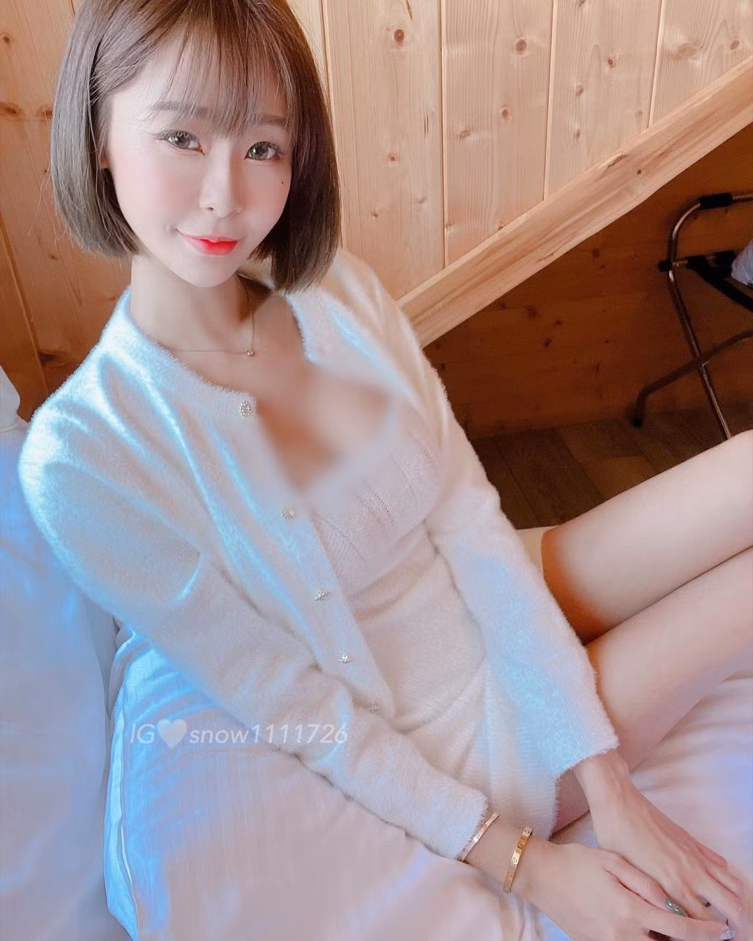 Cùng xem thêm một số hình ảnh xinh đẹp lung linh của hot girl tàu điện ngầm này.