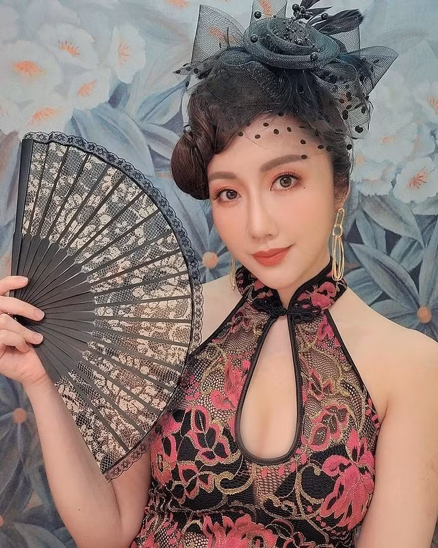 Trong bộ xường xám cách điệu, hở vai, khoét ngực khá sâu, hot girl xinh đẹp khoe được nét gợi cảm phong tình của mình.