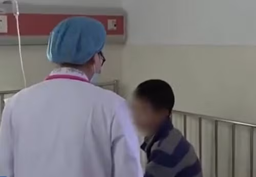 Bé trai chân đau liệt suốt 20 ngày vì nguyên nhân không ai ngờ Be trai chan dau liet suot 20 ngay vi nguyen nhan khong ai ngo