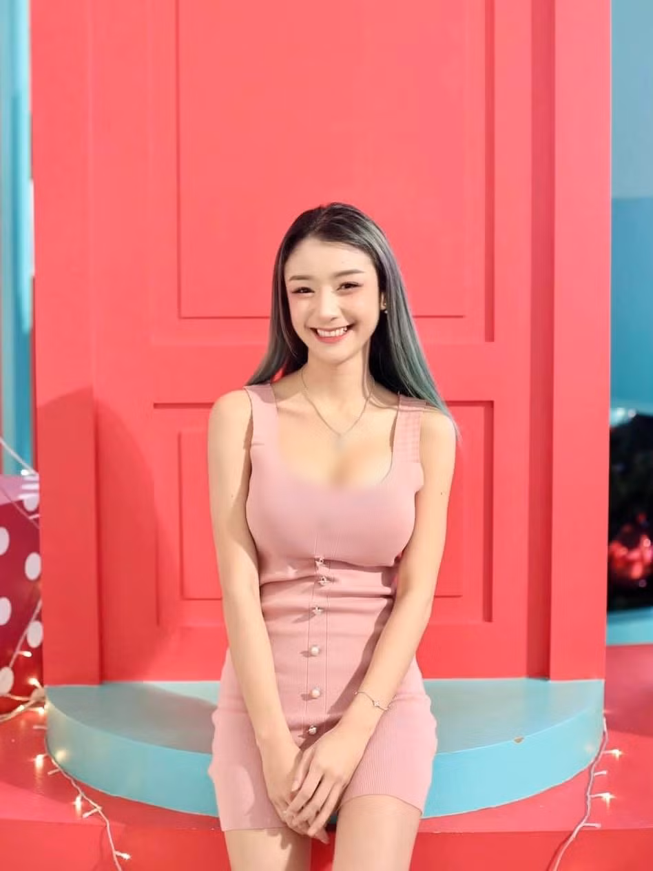 Cô nàng cũng thường xuyên chia sẻ hình ảnh xinh đẹp lung linh của mình và bí kíp giữ dáng, ăn mặc.