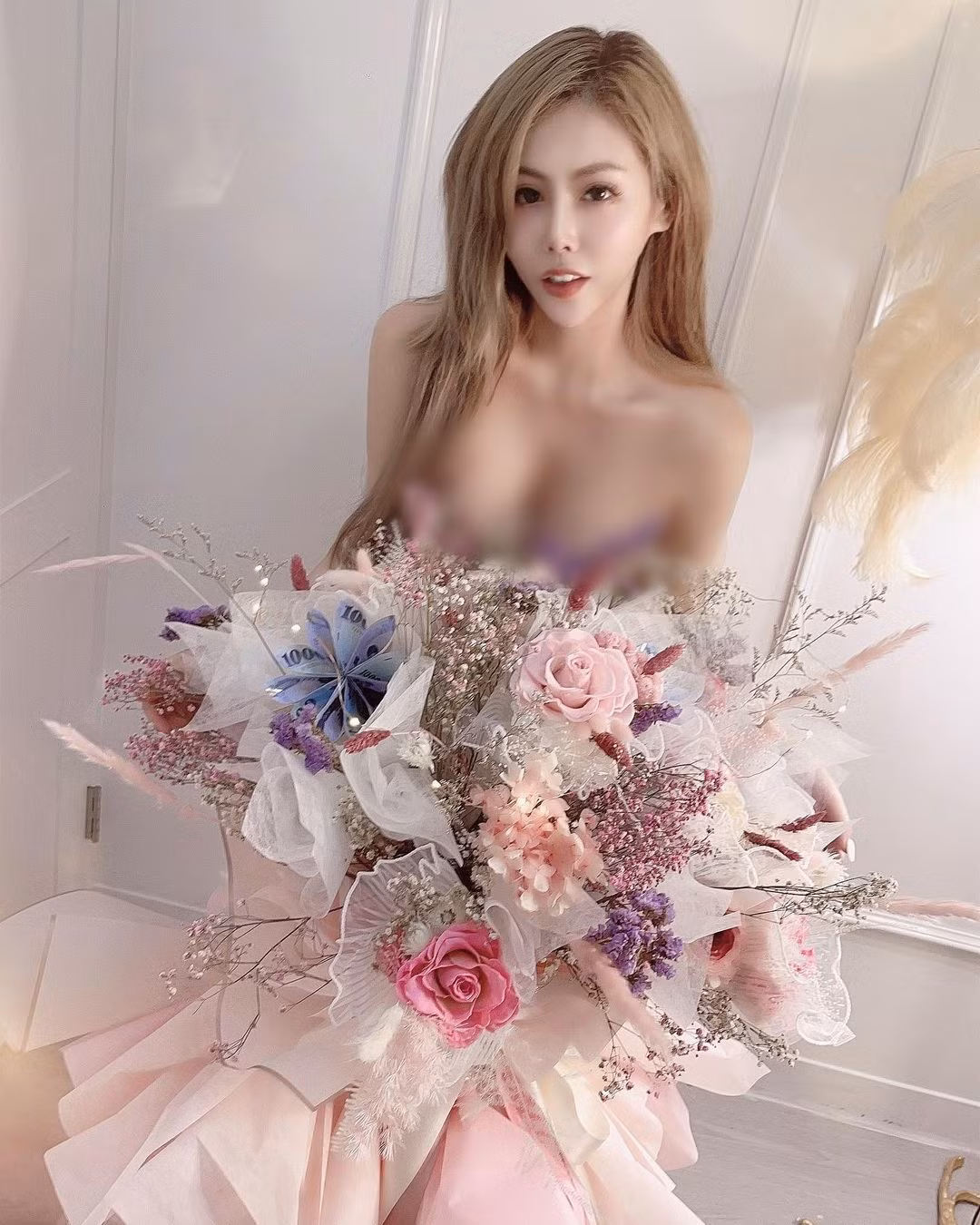 Chưa hết, cô nàng cũng để ngực trần để quảng cáo sản phẩm hoa của cửa tiệm mình.
