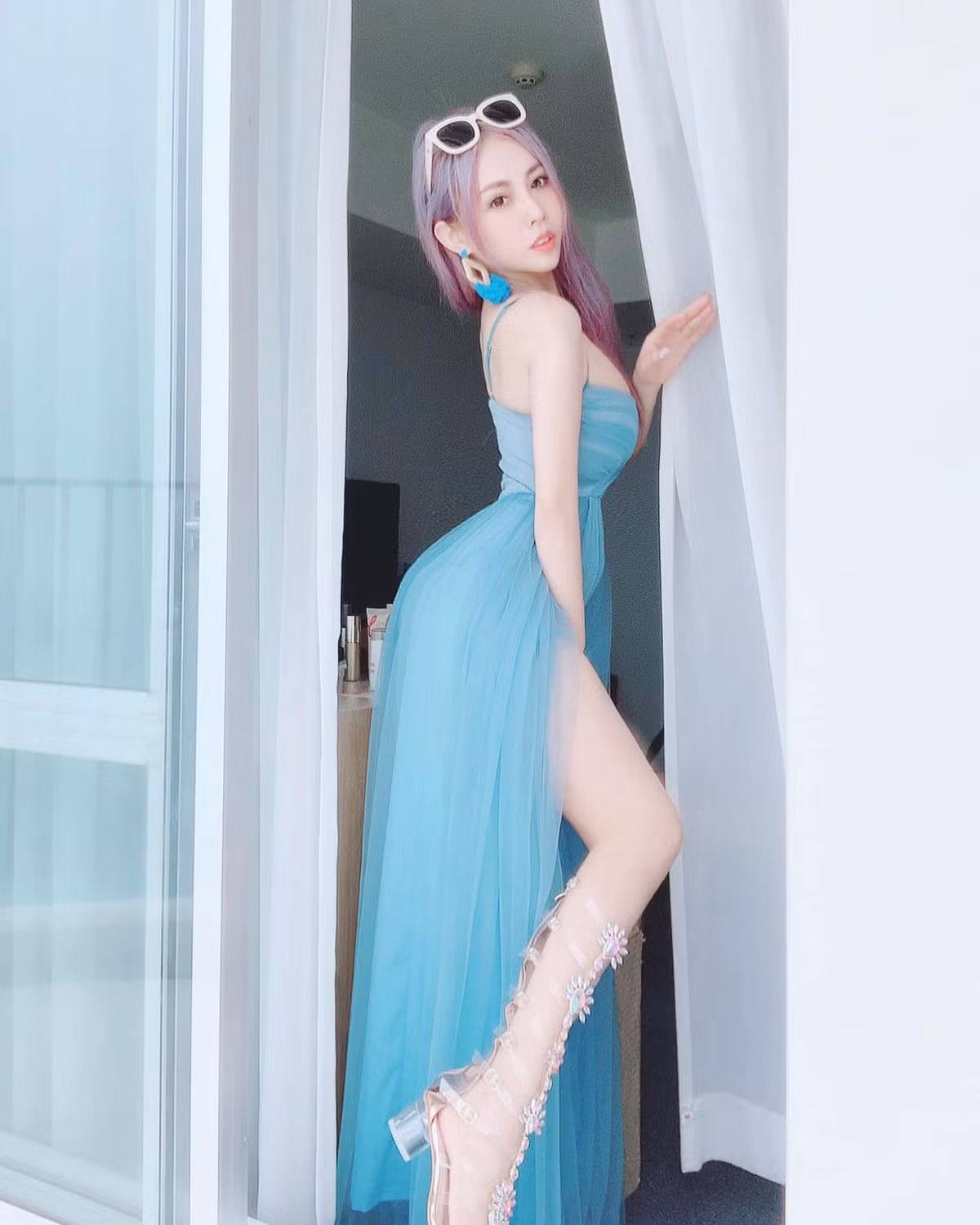 Nhan sắc và hình thể cũng nổi bật nên Tiểu Đào thường xuyên diện đồ khoe dáng. Đối với cô nàng, trang phục được diện nhiều nhất có lẽ là những bộ đồ khoe khéo vòng một đẫy đà.