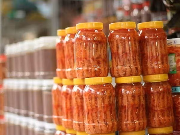 Người miền Trung chuộng sự cầu kỳ tỉ mỉ nên món ăn Tết được chăm chút kỹ lưỡng. Đặc biệt, mâm cỗ Huế không thể thiếu món tôm chua thịt phay, nem bò lụi, chả tôm, gỏi vả.
