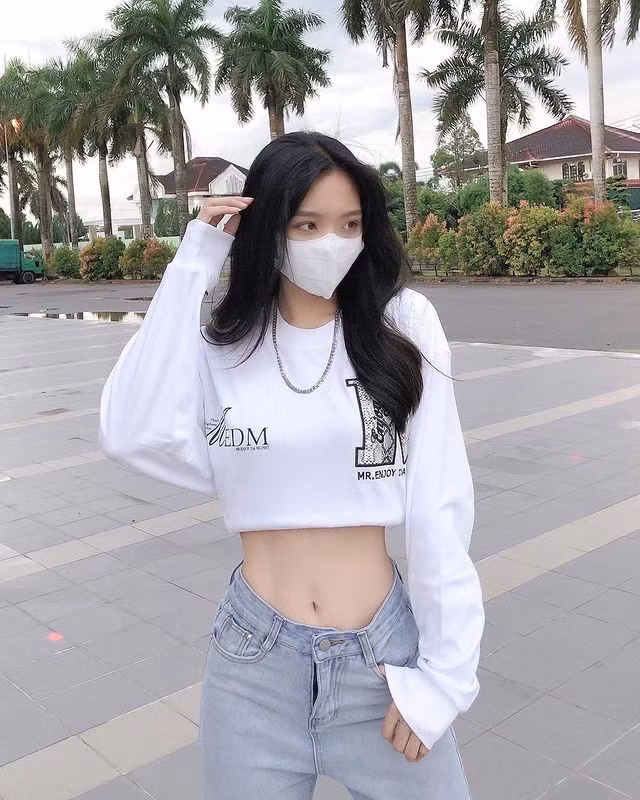 Có thể nói, thân hình của Krystal không chút mỡ thừa, vì vậy cô nàng cực kỳ tự tin khi diện đồ khoe vòng eo con kiến.
