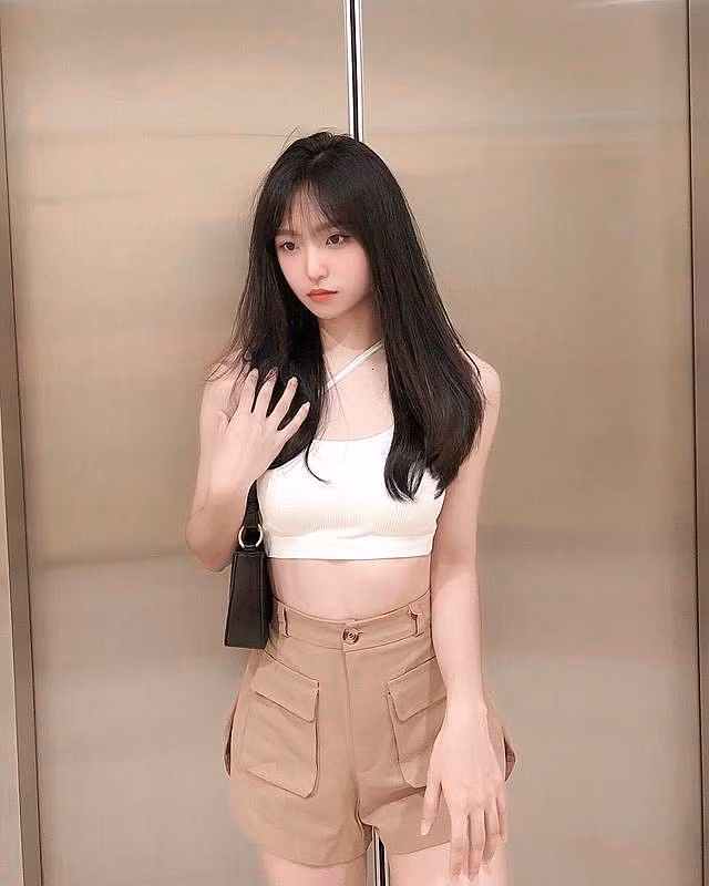 Theo tìm hiểu, Krystal - hot girl người Malaysia - nổi tiếng với khuôn mặt xinh đẹp và dáng vóc cao ráo như người mẫu.