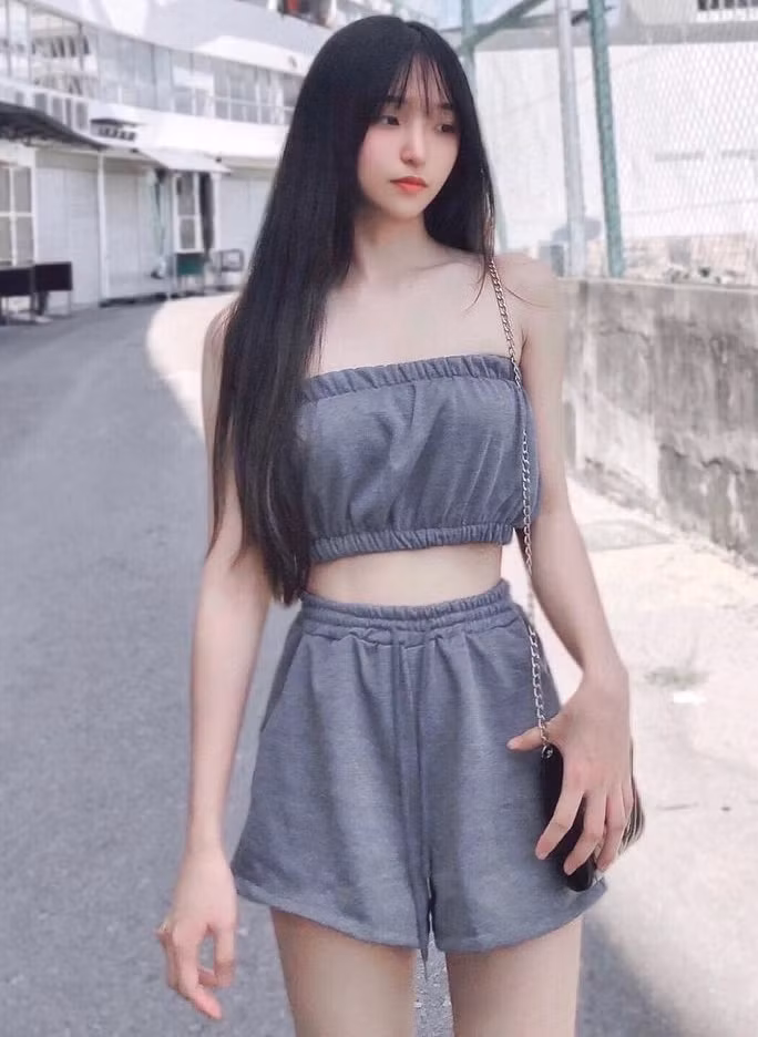 Quả thực, dù không quyến rũ nổi bật nhưng nét thanh mảnh của Krystal lại vô cùng thu hút.