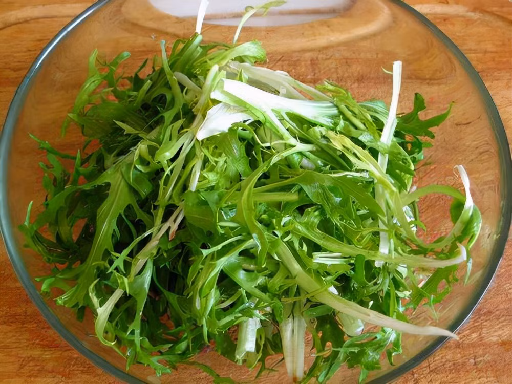 Món thứ hai là rau cúc đắng trộn gan heo, cũng là một món ăn rất ngon miệng, sảng khoái dịp Tết.