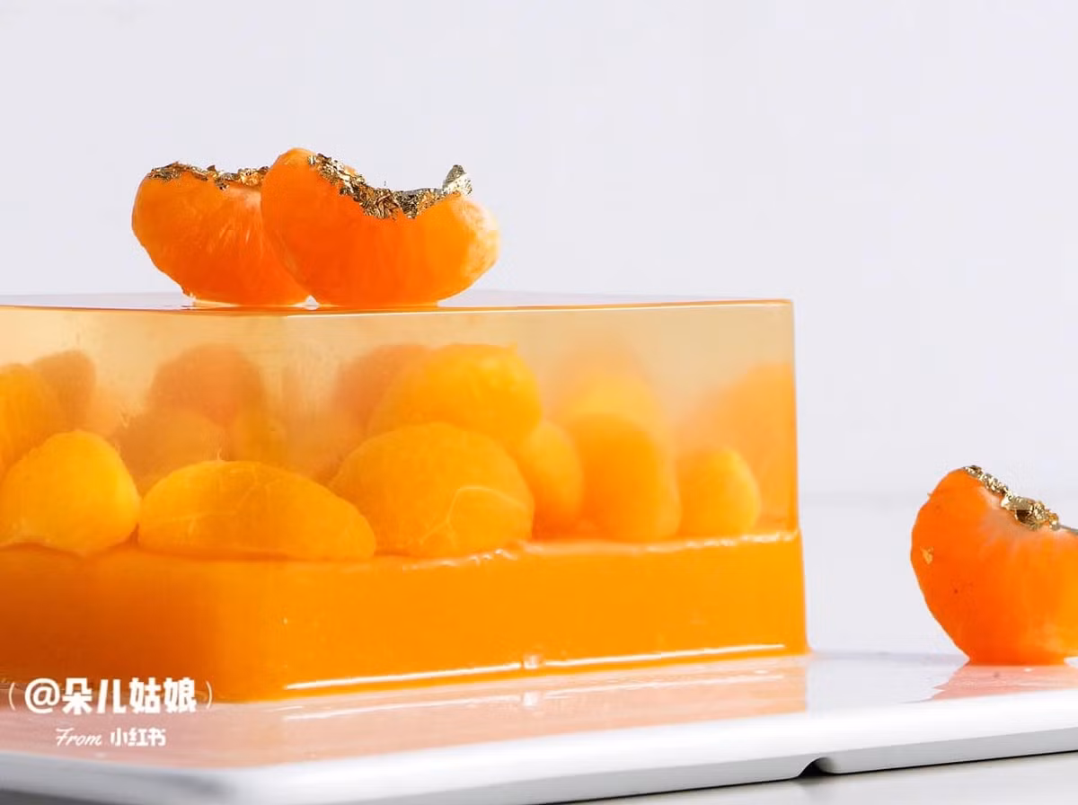 Để làm được món thạch quýt pha lê này, bạn cần chuẩn bị nguyên liệu cũng rất đơn giản, gồm có: quýt, đường phèn, bột rau câu, khuôn đựng thạch.