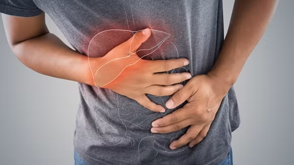 Cũng có thể do tế bào gan bị tổn thương, chức năng gan suy giảm dẫn đến rối loạn chuyển hóa, một số chất độc không thể bất hoạt kịp thời hoặc do mô ung thư gan bị và thải ra chất độc hại.