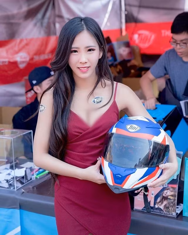 Hot girl cũng thường xuyên bày tỏ rằng, cô nàng rất nghiêm túc với công việc. Là một người mẫu, cô có trách nhiệm giúp nhãn hàng quảng bá sản phẩm.