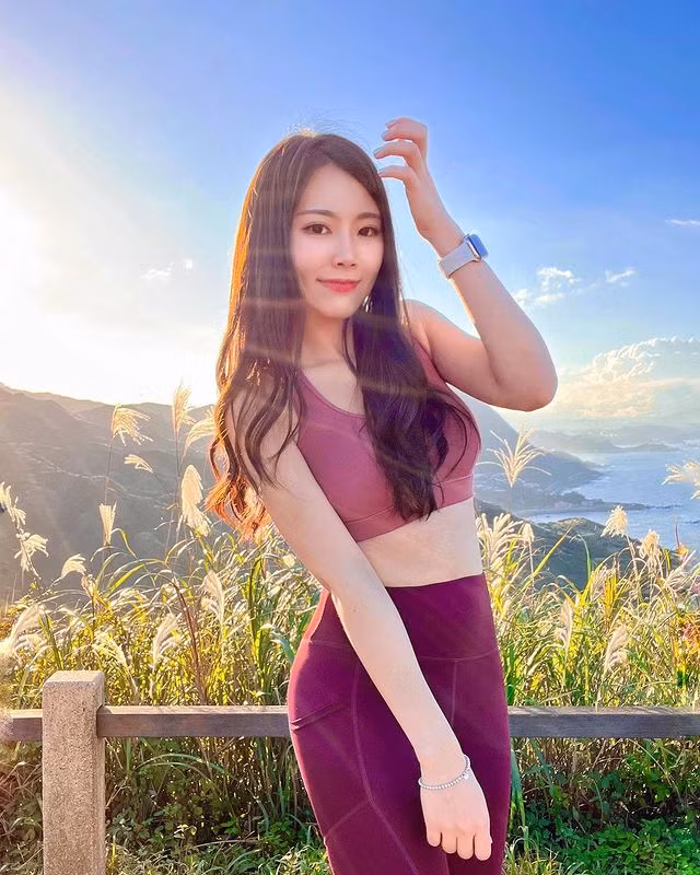 Khi được hỏi bí quyết giữ da sáng, dáng xinh là gì, Kelly cũng thoải mái cho biết, ngoài tập luyện hàng ngày, cô cũng ăn uống theo chế độ lành mạnh.