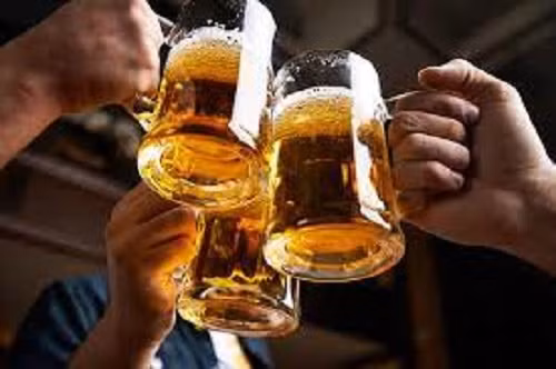 Thứ năm, người uống rượu lâu năm cũng sợ nhất là bệnh vàng da, hay gọi là vàng da vàng mắt kèm theo ngứa da, phân nhạt màu, nước tiểu sậm màu. Nếu hiện tượng này xảy ra, phải đi khám ngay, coi chừng khả năng bị gan và bệnh túi mật.