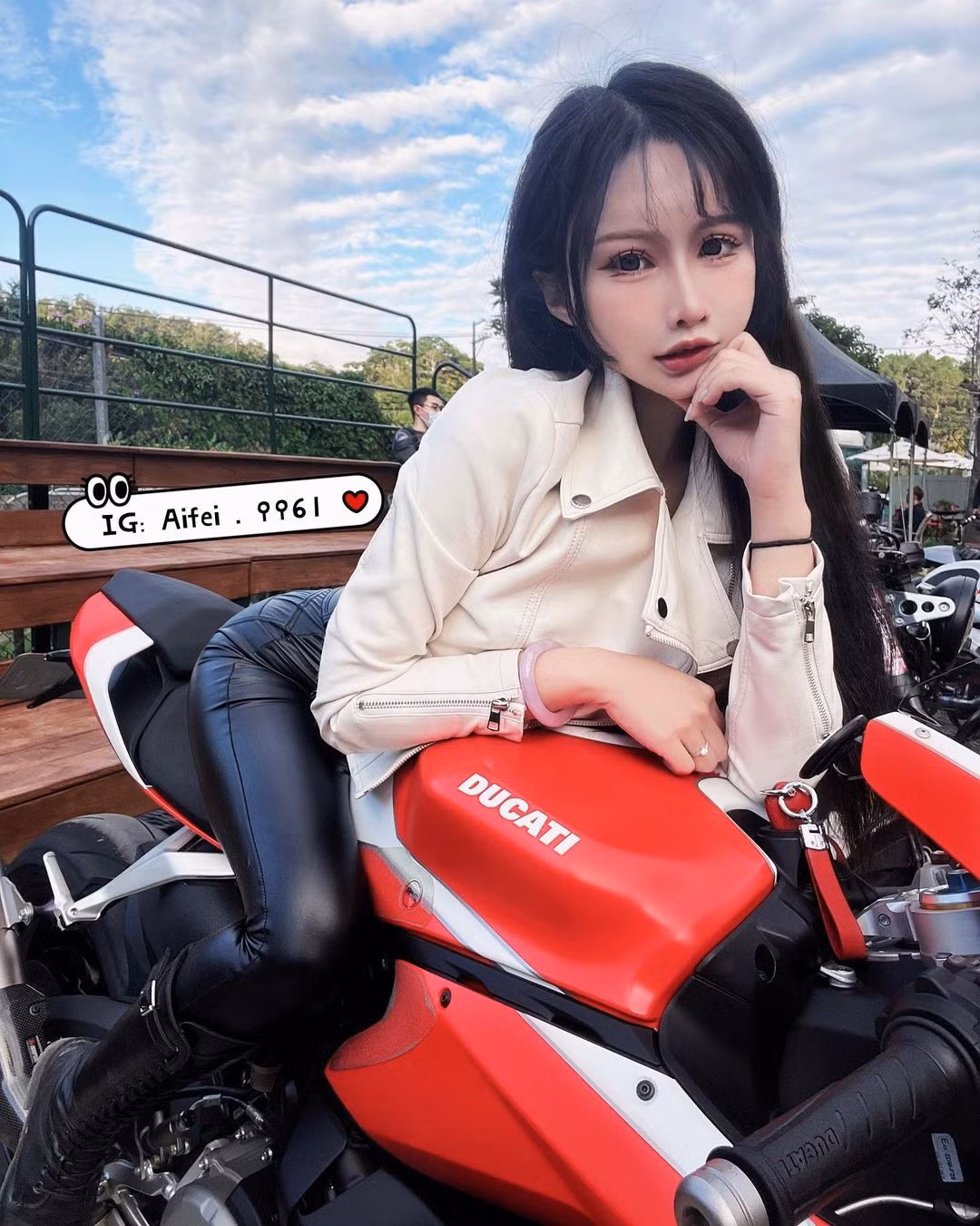Đôi mắt to, khuôn miệng chúm chím như hoa anh đào và thân hình bốc lửa của Ai Fei khiến cô nàng cực đông người hâm mộ.