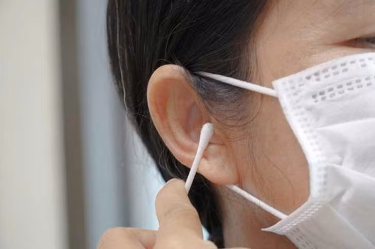 Qua trường hợp của nữ bệnh nhân này, bác sĩ Giang Khôn Tuấn khuyên mọi người không nên tự ngoáy tai thường xuyên, không được ngoáy tai quá sâu.