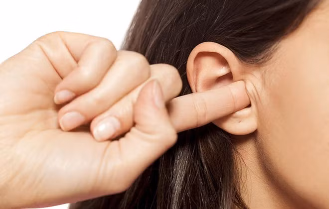 Nhiều người thích ngoáy tai bằng tăm bông nhưng thực tế, điều này cực kỳ nguy hiểm. Việc liên tục dùng bông ngoáy tai sẽ đẩy ráy tai vào sâu hơn, gây tắc nghẽn và tổn thương thính giác. Thậm chí, nếu bạn chọc mạnh hơn, bạn cũng có thể làm tổn thương màng nhĩ, cực kỳ không nên.