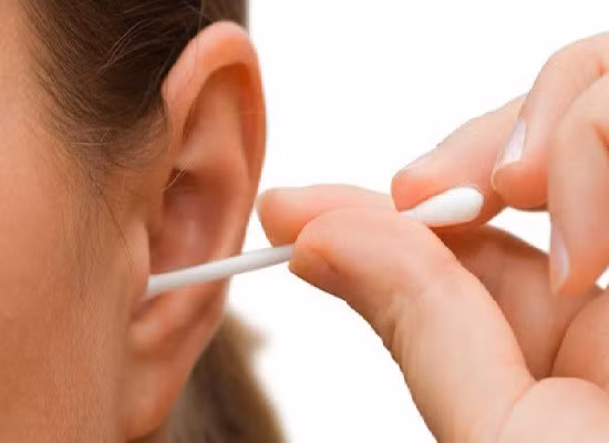 Nếu ráy tai quá nhiều, ảnh hưởng đến thính giác, bạn phải nhờ đến sự hỗ trợ của bác sĩ tai mũi họng. Các bác sĩ sẽ sử dụng thiết bị chuyên nghiệp để đảm bảo ống tai không bị tổn thương.