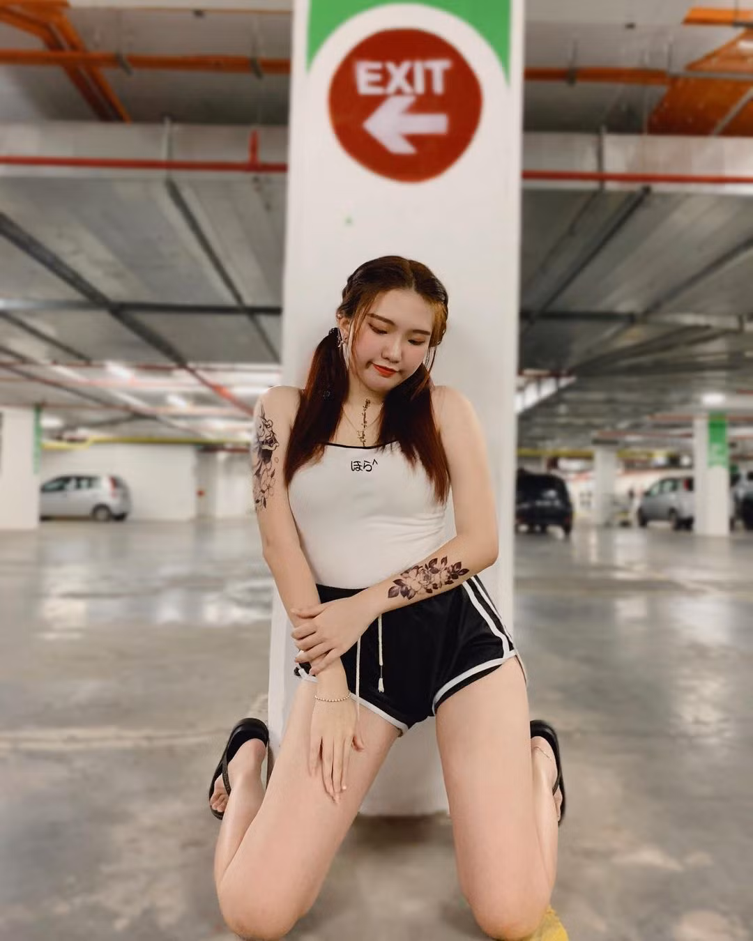 Không rõ có chú ý đến điểm này không, nhưng vì quá chăm diện kiểu quần cực ngắn này, hot girl A Hoa có những bức ảnh phản cảm.