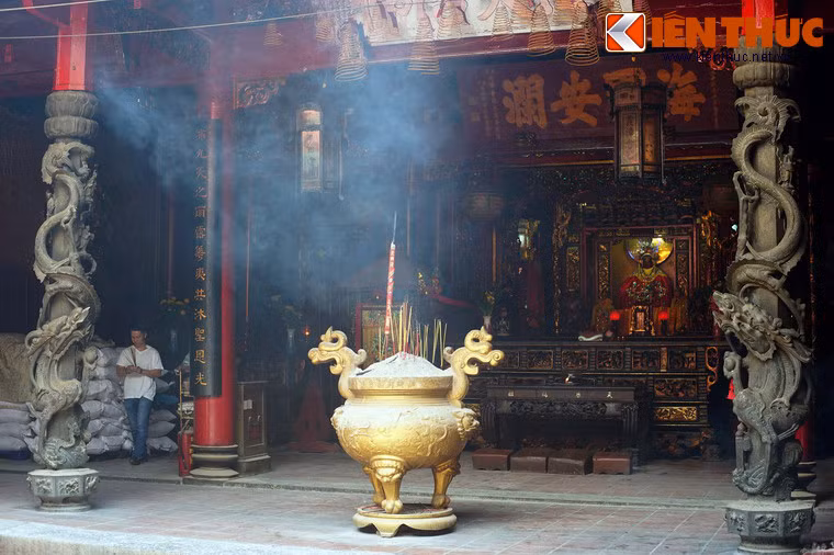 Nét nổi bật nhất trong kiến trúc hội quán Hà Chương là hai cặp cột đá nguyên khối (hai cột hiên và hai cột dưới đầu mái chính điện) được chạm trổ hình rồng uốn dài quanh cột, trên lưng chở bốn vị trong Bát tiên, đế cột hình lục giác, chạm nổi hình mai – điểu, nho – sóc...