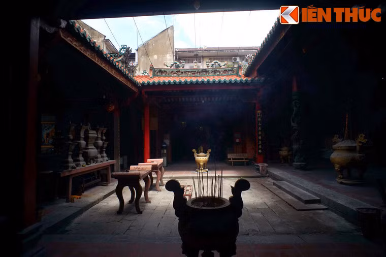 Giữa tiền điện và chính điện của một khoảng sân trời.