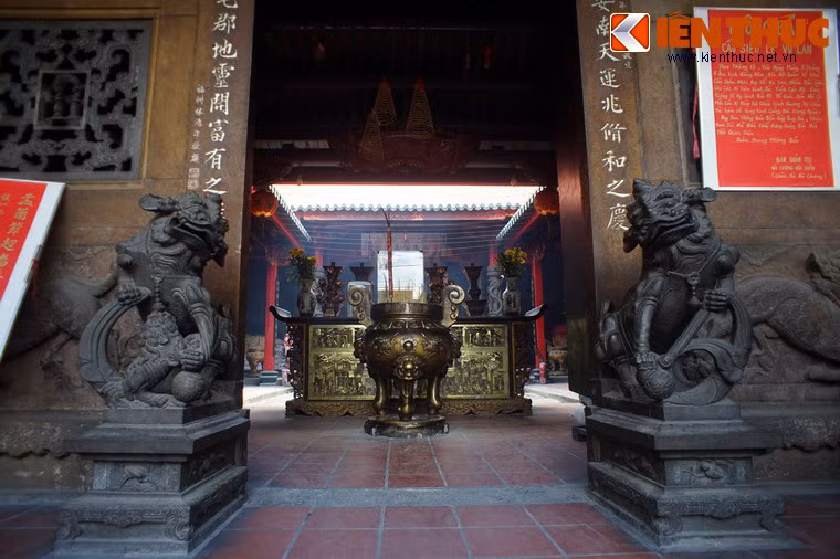Mặt bằng kiến trúc công trình gồm 3 tòa nhà ba gian nằm ngang tạo thành tiền điện, chính điện và hậu điện. Hai bên các điện thờ này là hai dãy nhà nằm dọc gồm tả điện, hữu điện, khu văn phòng... tạo thành một công trình khép kín như hình chữ khẩu. Giữa các tòa nhà là sân thiên tỉnh hoặc hành lang thông hương.