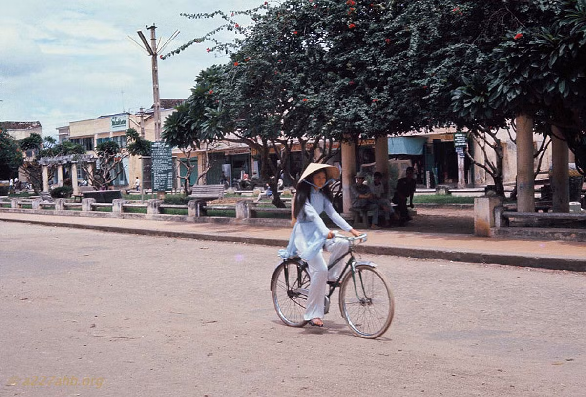 Thiếu nữ áo dài trên đường phố Phan Thiết. Ảnh: A227ahb.org