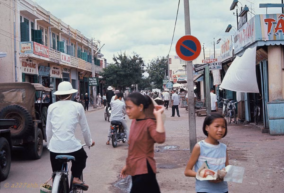 Cảnh tượng nhộn nhịp trên đường Trần Hưng Đạo. Ảnh: A227ahb.org