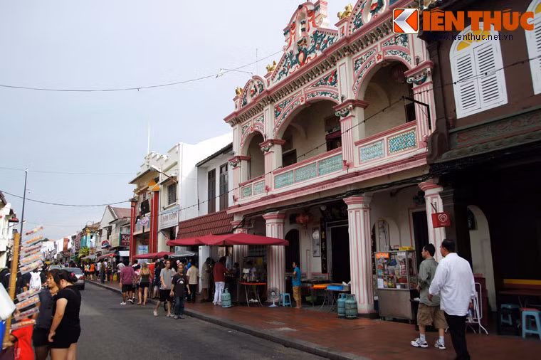 Các quầy hàng rong nằm sát vào phần trong vỉa hè, nhường một phần vỉa hè phía ngoài cho người đi bộ.