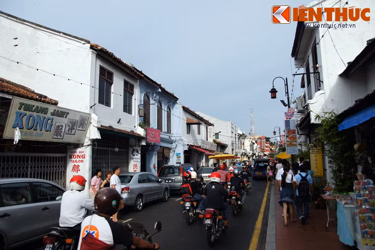 Vào ban ngày, các loại phương tiện vẫn được lưu thông trên phố Johnker. Ô tô và xe máy được đỗ tại các khu vực có kẻ vạch trắng dành riêng cho từng loại xe.