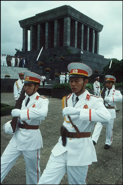 Cảnh đổi gác ở Lăng Bác Hồ, 1995. Ảnh: Magnumphotos.com.