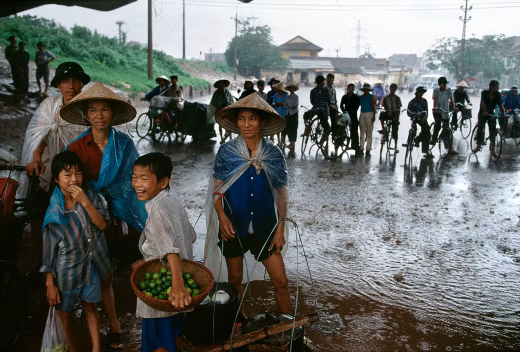 Người dân trú mưa dưới gầm cầu Long Biên phía bên huyện Gia Lâm, 1995.Ảnh: Magnumphotos.com.